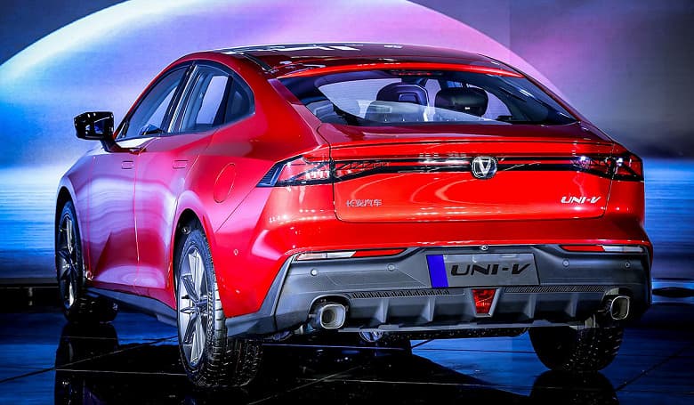 Китайский конкурент Skoda Octavia с богатым оснащением. Представлен лифтбек Changan Uni-V