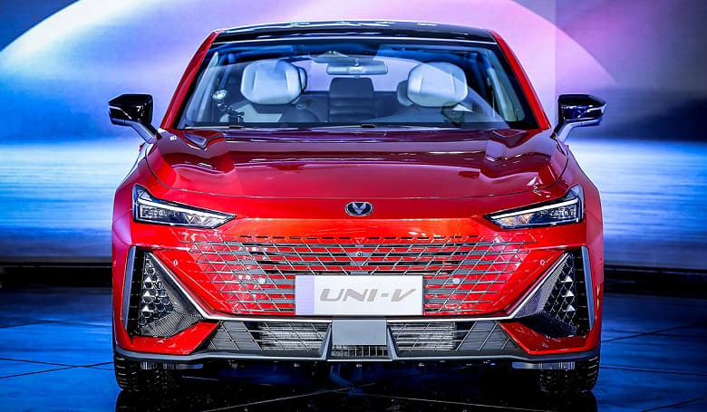 Китайский конкурент Skoda Octavia с богатым оснащением. Представлен лифтбек Changan Uni-V