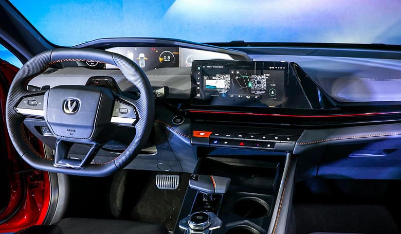 Китайский конкурент Skoda Octavia с богатым оснащением. Представлен лифтбек Changan Uni-V