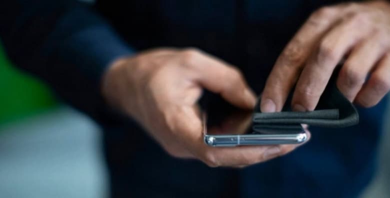 Samsung отлично троллит Apple: компания дарит салфетки для экрана владельцам устройств Galaxy