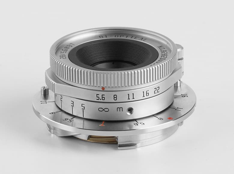 Компактный и легкий объектив TTartisan 28mm F5.6 с байонетом Leica M оформлен в стиле ретро