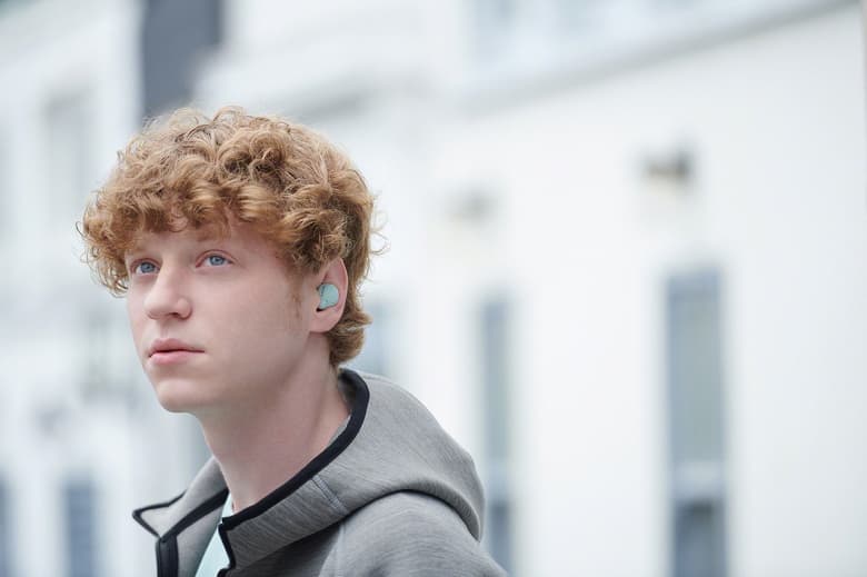 Эквалайзер, защита от влаги и 10 часов без подзарядки от футляра. Стартовали продажи недорогих беспроводных наушников Sony WF-C500 в России