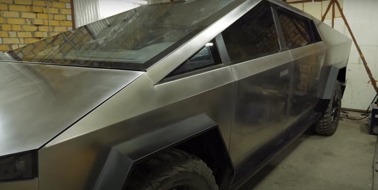 «Cybertruck из Воронежа — готов!». В России построили копию Tesla Cybertruck на базе Toyota Tundra