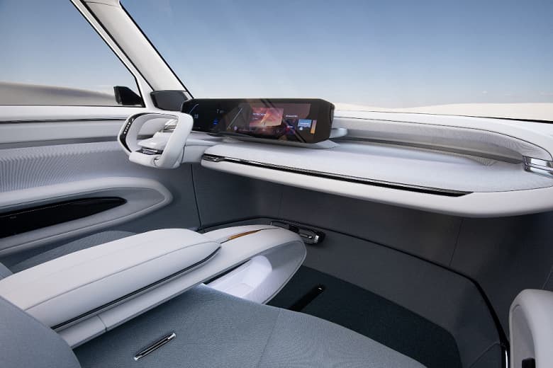 Запас хода 480 км, 27-дюймовый экран, дисплей вместо решётки радиатора и салон-трансформер. Представлен электрический кроссовер Kia Concept EV9