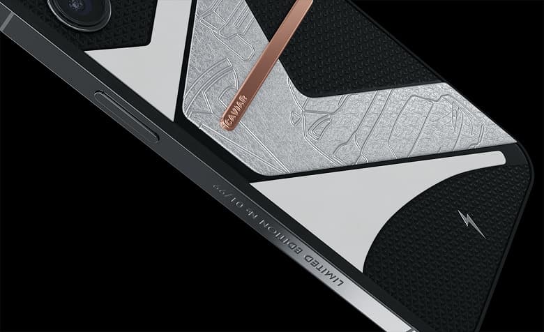 В России представлен iPhone 13 Pro Electro за 409 000 рублей. Он создан в честь Илона Маска и электромобилей Tesla