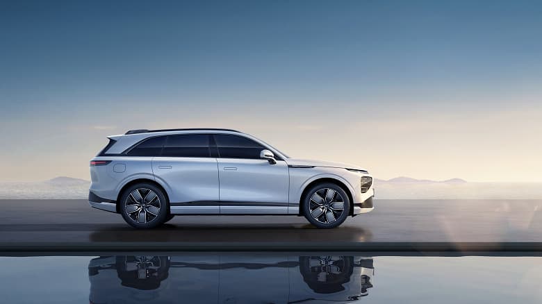 Почти полный автопилот и зарядка за 5 минут для проезда 200 км. Китайский конкурент Tesla представил умный электрический кроссовер XPeng G9