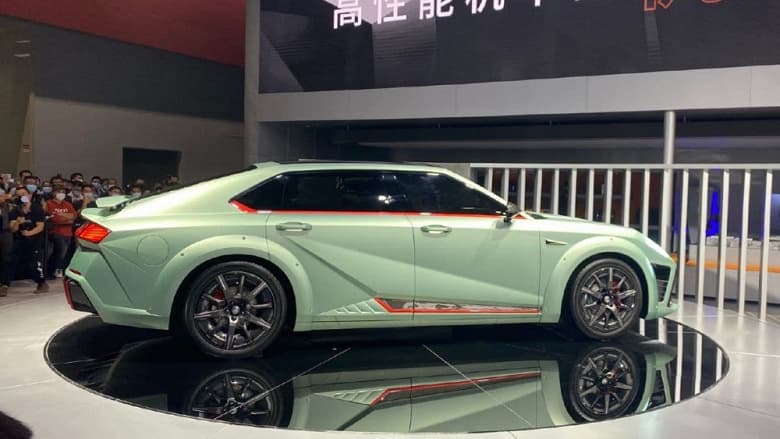 543 л.с., разон до «сотни» за 3,7 с, запас хода 800 км и зарядка до 50% за 10 минут. Представлен первый электромобиль Saloon