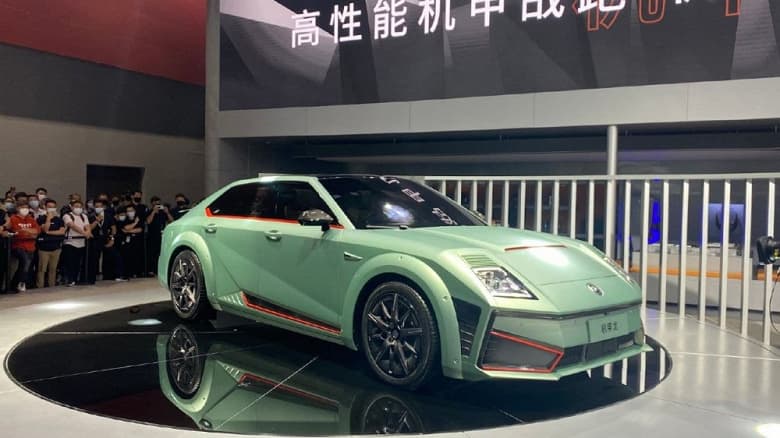 543 л.с., разон до «сотни» за 3,7 с, запас хода 800 км и зарядка до 50% за 10 минут. Представлен первый электромобиль Saloon