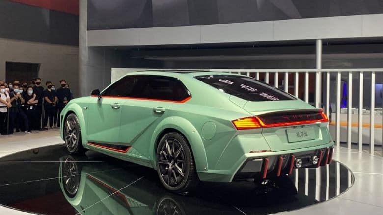 543 л.с., разон до «сотни» за 3,7 с, запас хода 800 км и зарядка до 50% за 10 минут. Представлен первый электромобиль Saloon