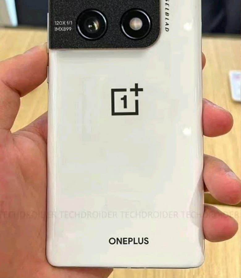 Первый смартфон с диафрагмой F/1, датчиком Sony IMX899 и перископной камерой. OnePlus 10 Pro показали в руках пользователя