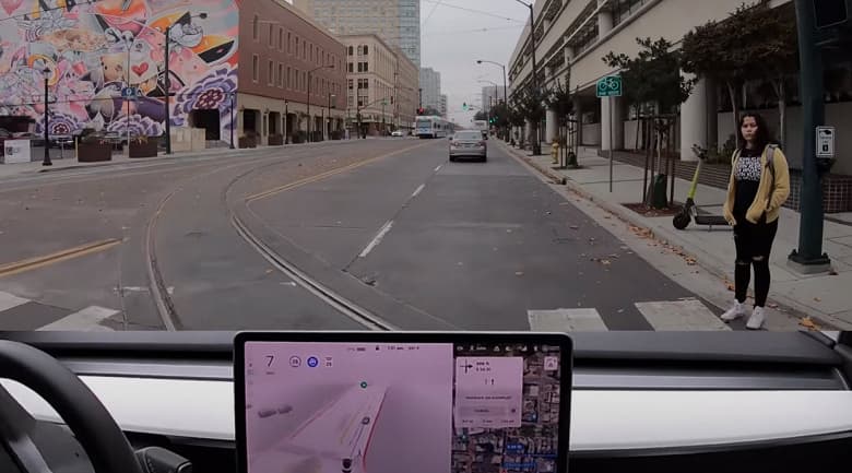 Tesla на автопилоте чуть не сбила человека на пешеходном переходе. Новое видео с тестом FSD Beta 10.6