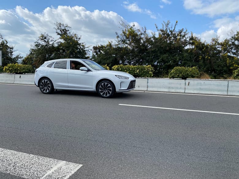 На дороге его путают с Porsche Macan. 1000 км без подзарядки, разгон 0 до 100 км/ч за 4 с, около 39 000 долларов от Huawei и Celes