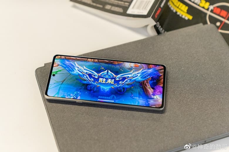 Первый в мире смартфон на Snapdragon 8 Gen 1 с 60-мегапиксельной камерой в экране. Живое фото Moto Edge X30