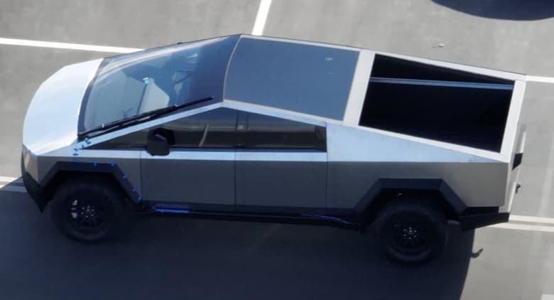 «Не связывайтесь с владельцами CyberTruck, они могут избить вас огромным дворником». Илон Маск обещает заменить дворник в ответ на шутки пользователей