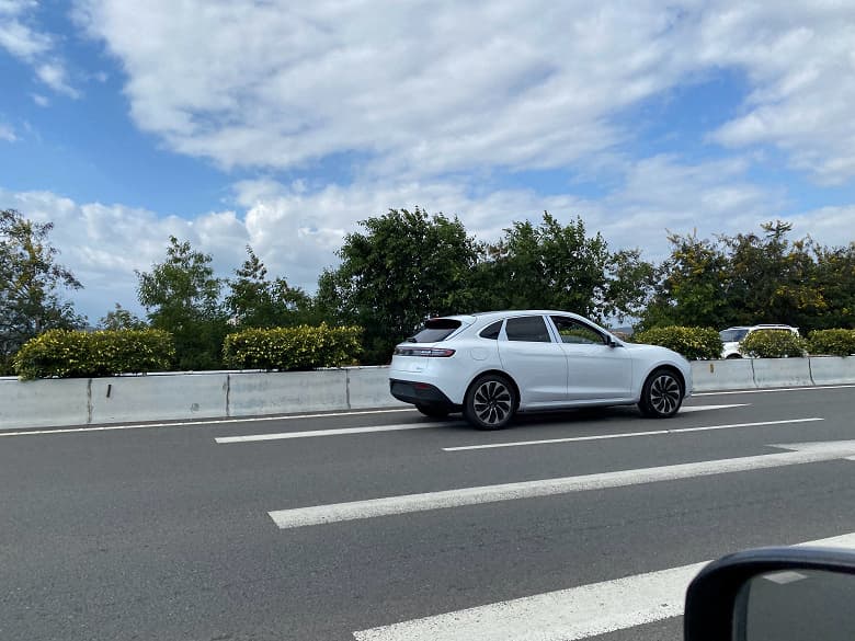 На дороге его путают с Porsche Macan. 1000 км без подзарядки, разгон 0 до 100 км/ч за 4 с, около 39 000 долларов от Huawei и Celes На дороге его путают с Porsche Macan. 1000 км без подзарядки, разгон 0 до 100 км/ч за 4 с, около 39 000 долларов от Huawei и Celes