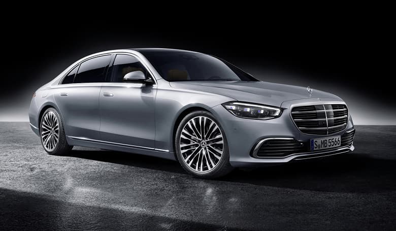 Первой в мире компанией, получившей международно признанное разрешение на использование условно-беспилотных автомобилей, стала Mercedes-Benz