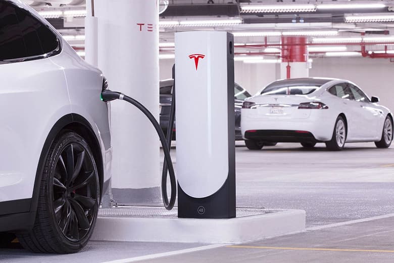 Tesla сделала бесплатной скоростную зарядку на станциях Supercharger в определённые часы в честь праздников в США