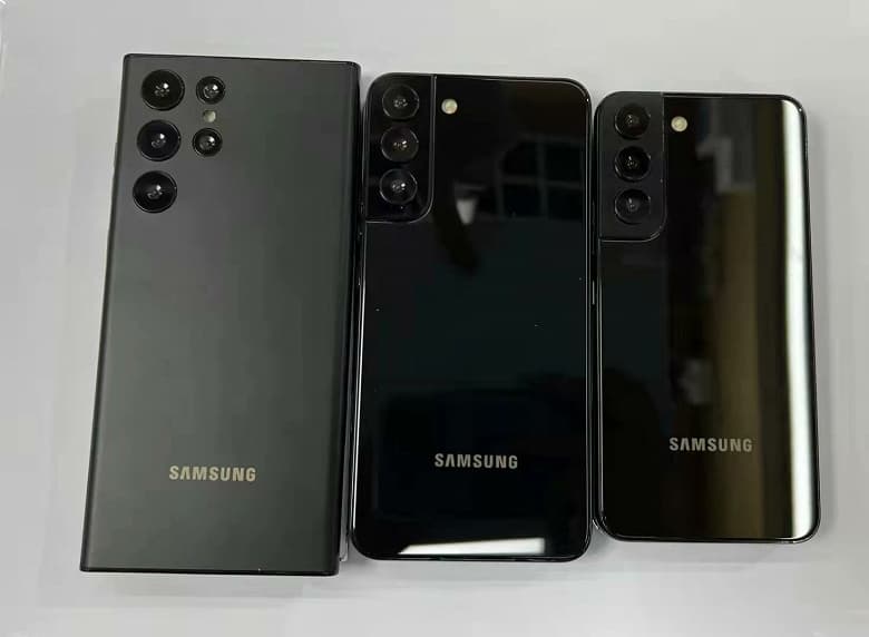 Samsung Galaxy S22, Galaxy S22+ и Galaxy S22 Ultra впервые показали вместе на общей фотографии точных макетов