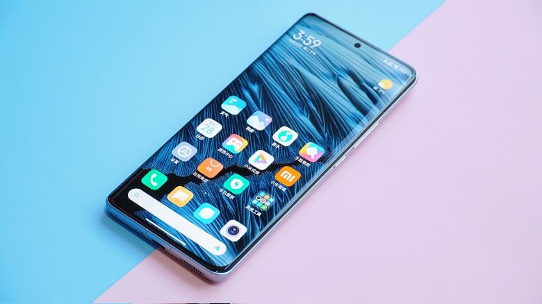 А где же четыре динамика? Xiaomi 12 Pro показали вживую со всех сторон сразу после анонса