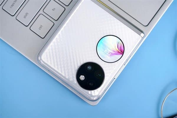 Пользователи в восторге от Huawei P50 Pocket, а продавцы повышают цены на эту модель