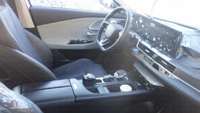 Первый лифтбэк Chery показали вживую внутри и снаружи