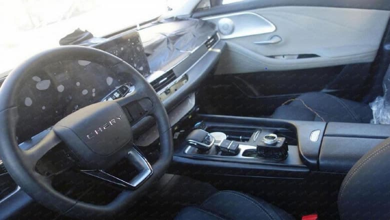 Первый лифтбэк Chery показали вживую внутри и снаружи