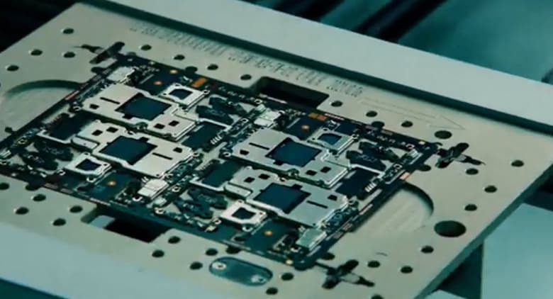 Анонсирован Xiaomi 12 — первый смартфон на базе Snapdragon 8 Gen 1. Ролик демонстрирует производство телефона