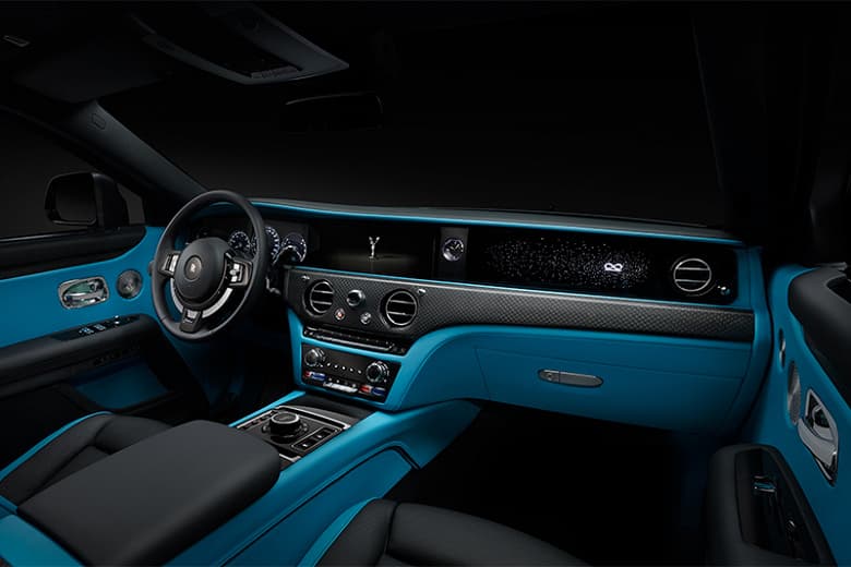 Самый тёмный чёрный: усиленный и доработанный Rolls-Royce Black Badge Ghost уже можно заказать в России