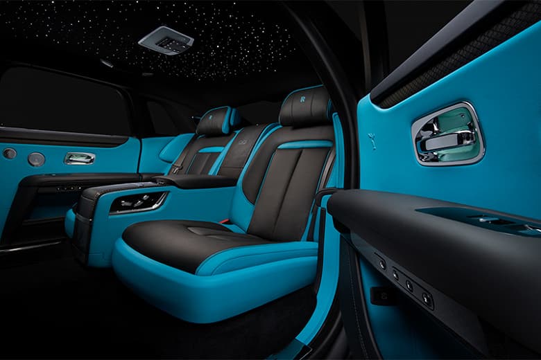 Самый тёмный чёрный: усиленный и доработанный Rolls-Royce Black Badge Ghost уже можно заказать в России
