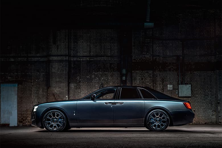 Самый тёмный чёрный: усиленный и доработанный Rolls-Royce Black Badge Ghost уже можно заказать в России