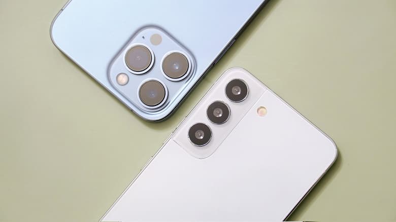 «Не включайте экран Galaxy S22. iPhone 13 Pro Max позорно проиграет», — iPhone 13 Pro Max сравнили с крошечным Samsung Galaxy S22