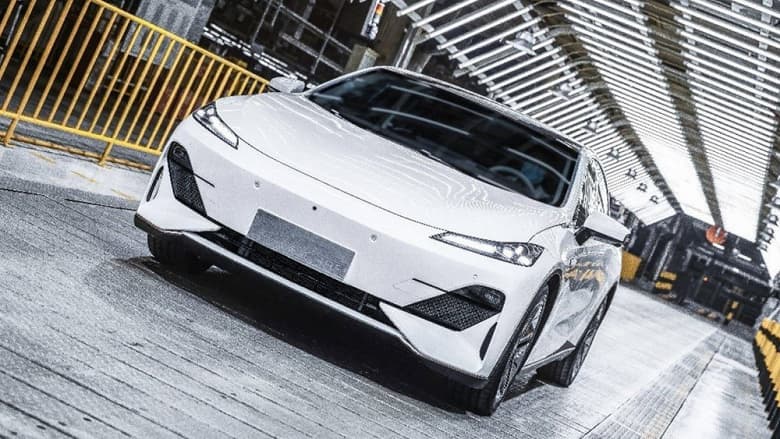 700 км без подзарядки, импульсный обогрев и умная система автоматической парковки. Первый электромобиль Changan C385 сошёл с конвейера