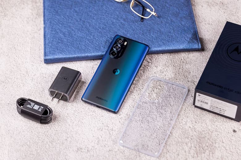 144 Гц, 60 и 50 Мп, Snapdragon 8 Gen 1, 5000 мА•ч, 68 Вт и Android 12 за 470 долларов. Moto Edge X30 поступил в продажу