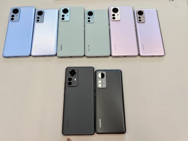 Xiaomi 12 Pro, Xiaomi 12 и Xiaomi 12X показали на видео. Младшими моделями действительно удобно управлять одной рукой