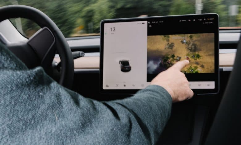 Американский регулятор недоволен тем, что Tesla позволяет играть водителям во встроенные в машину игры во время движения