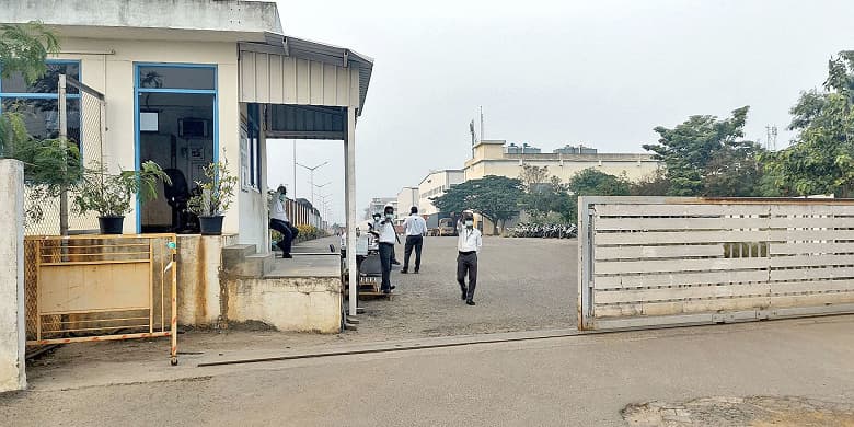 Крысы, еда, кишащая червями, туалеты без смыва: шокирующие подробности о закрытом заводе по производству iPhone