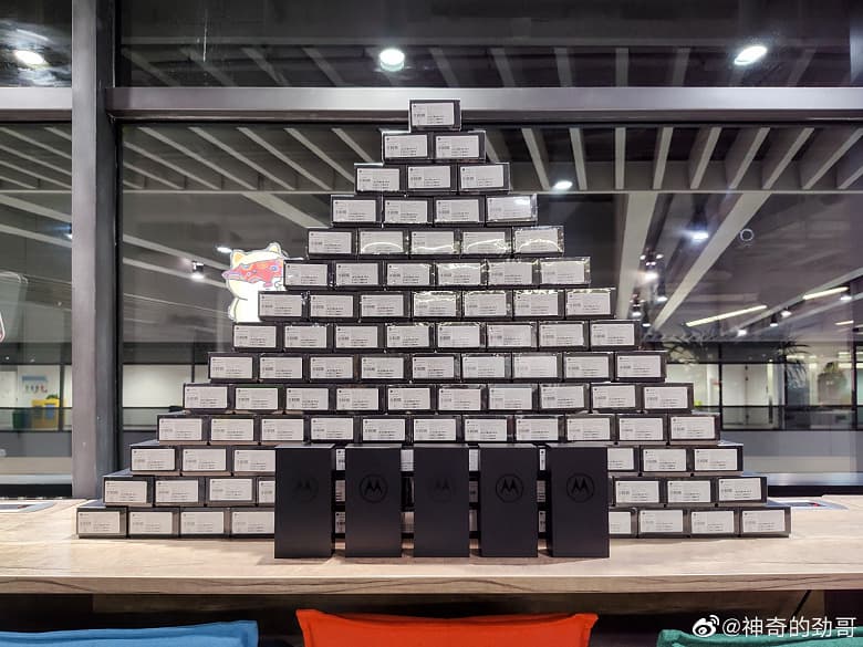 Motorola раздаёт первые флагманские смартфоны на Snapdragon 8 Gen 1 поклонникам. Motorola Edge X30 первым набрал более 1 млн баллов в AnTuTu