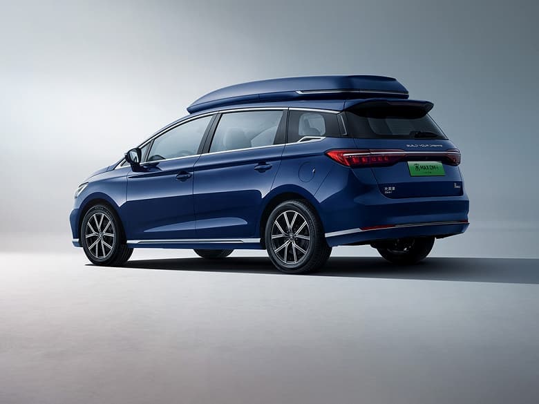 Почти 300 л.с. и расход 0,9 л на 100 км пути в семейном «супергибриде». Представлен BYD Song Max DM-i 2022