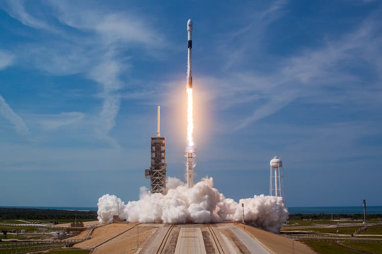 SpaceX побила рекорд по количеству запусков за год. Первая ступень Falcon 9 успешно выполнила девятую посадку на плавучую платформу