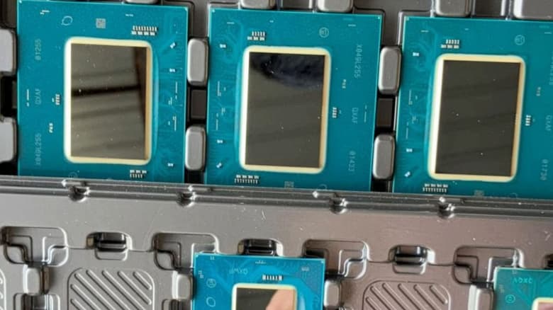 Так выглядит сердце видеокарты Intel Arc, которая поборется с GeForce RTX 3070/Ti. Опубликованы живые фото GPU DG2-512EU Так выглядит сердце видеокарты Intel Arc, которая поборется с GeForce RTX 3070/Ti. Опубликованы живые фото GPU DG2-512EU