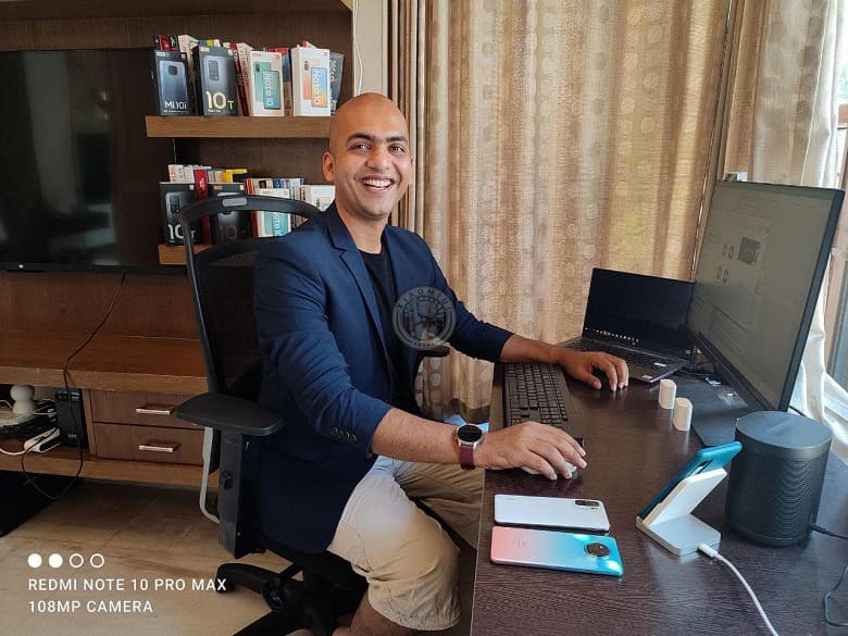 Топ-менеджер Redmi засветил новый смартфон компании. И новые беспроводные наушники