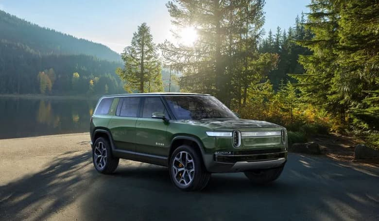 Rivian установит в США и Канаде 10 000 зарядных станций для электромобилей. Их запитают от возобновляемых источников энергии