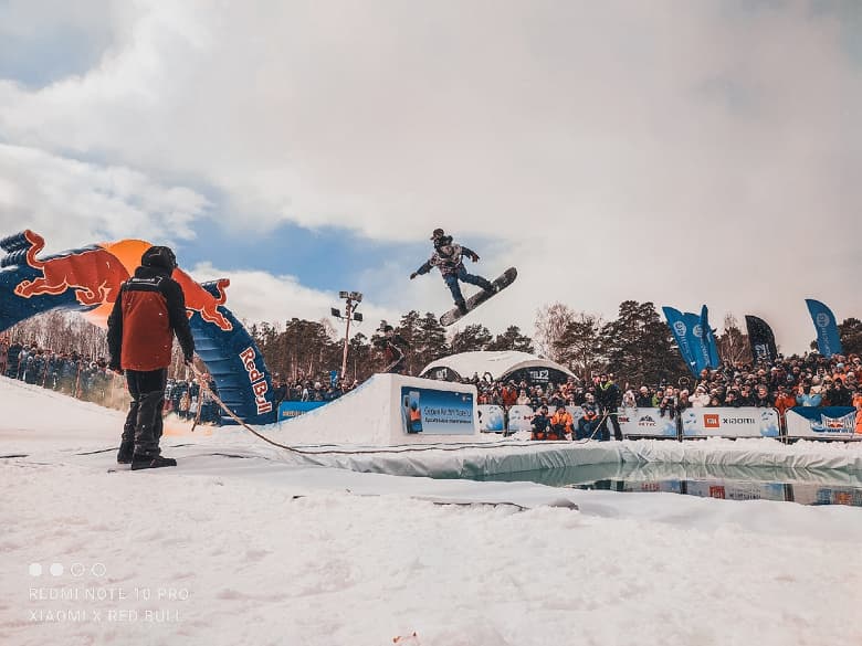 Xiaomi сделала первый фотоотчёт на новенький Redmi Note 10 Pro в России