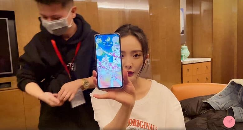 Самый дешёвый флагман на Snapdragon 888 впервые показали «лицом»: живые фото Realme GT Самый дешёвый флагман на Snapdragon 888 впервые показали «лицом»: живые фото Realme GT