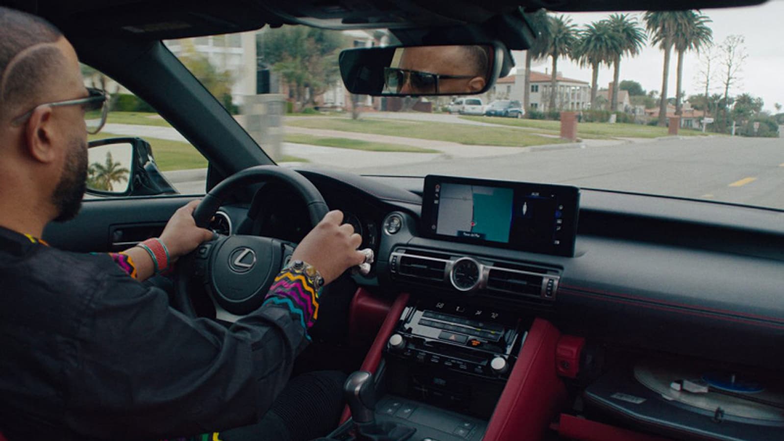 В Lexus установили проигрыватель виниловых пластинок