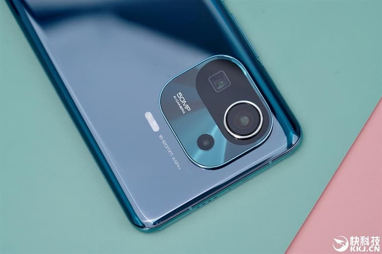 «Король Android» во всей красе: подборка качественных фото демонстрирует новинку со всех сторон