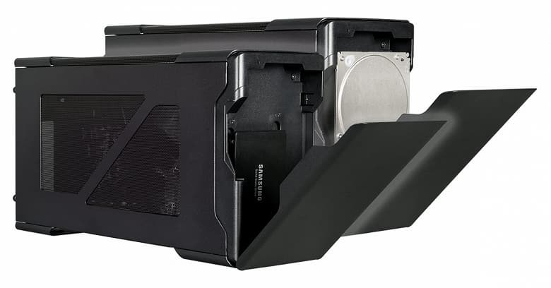В корпусе для внешней видеокарты MasterCase EG200 есть отсек для накопителя с поддержкой горячей замены