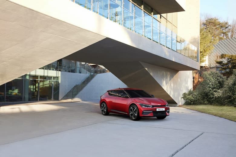 Электрический Kia EV6 стал самым быстрым автомобилем марки. Он разгоняется до 100 км/ч за 3,5 с