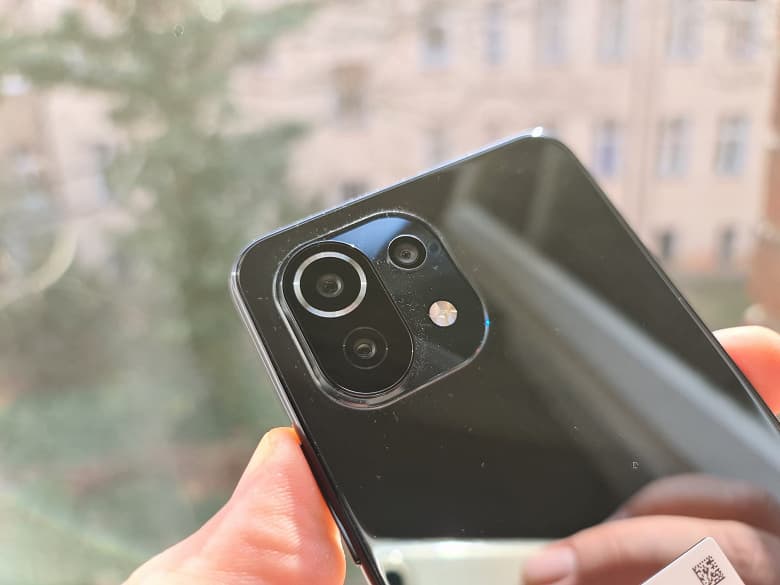 Xiaomi Mi 11 Lite не такой маленький, как кажется: смартфон в рабочем состоянии во всей красе