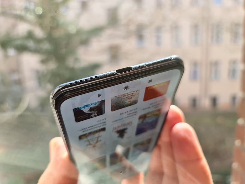 Xiaomi Mi 11 Lite не такой маленький, как кажется: смартфон в рабочем состоянии во всей красе